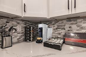 Modern Spacious Home With Pool Jacuzzi