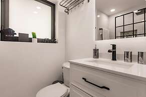 Modern Spacious Home With Pool Jacuzzi