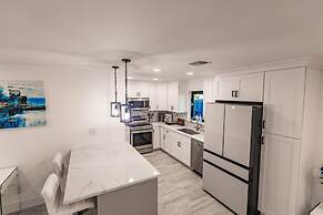 Modern Spacious Home With Pool Jacuzzi