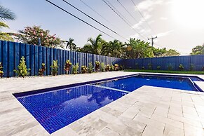 Modern Spacious Home With Pool Jacuzzi