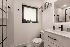 Modern Spacious Home With Pool Jacuzzi