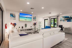 Modern Spacious Home With Pool Jacuzzi