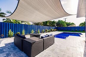 Modern Spacious Home With Pool Jacuzzi