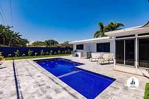 Modern Spacious Home With Pool Jacuzzi