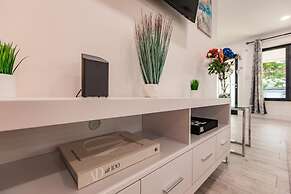 Modern Spacious Home With Pool Jacuzzi