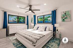 Modern Spacious Home With Pool Jacuzzi