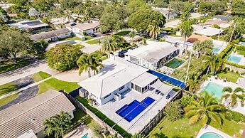 Modern Spacious Home With Pool Jacuzzi