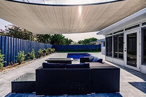 Modern Spacious Home With Pool Jacuzzi