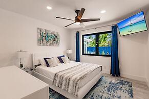 Modern Spacious Home With Pool Jacuzzi