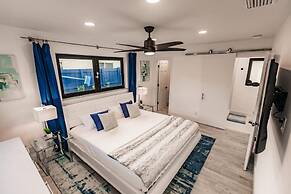 Modern Spacious Home With Pool Jacuzzi