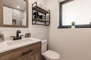 Modern Spacious Home With Pool Jacuzzi