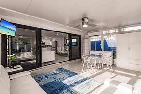 Modern Spacious Home With Pool Jacuzzi