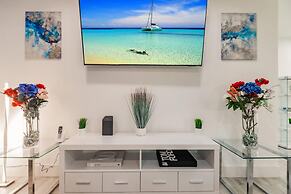 Modern Spacious Home With Pool Jacuzzi