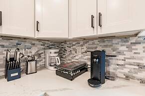 Modern Spacious Home With Pool Jacuzzi