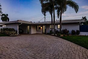 Modern Spacious Home With Pool Jacuzzi