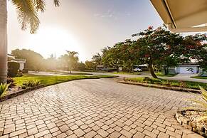 Modern Spacious Home With Pool Jacuzzi