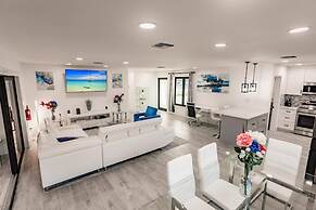 Modern Spacious Home With Pool Jacuzzi