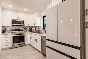 Modern Spacious Home With Pool Jacuzzi