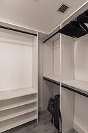 Modern Spacious Home With Pool Jacuzzi