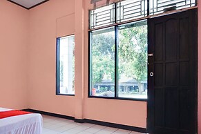 SPOT ON 91797 Mutiara Guest House