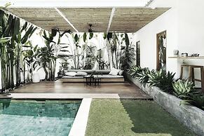 Villa Q - Contemporary Pool House