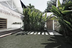 Villa Q - Contemporary Pool House