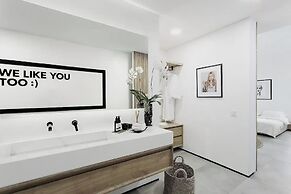 Villa Q - Contemporary Pool House