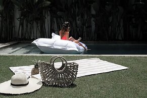 Villa Q - Contemporary Pool House