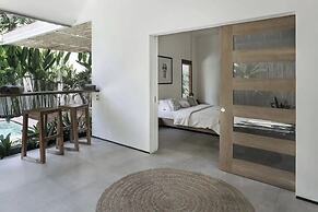 Villa Q - Contemporary Pool House