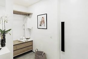 Villa Q - Contemporary Pool House