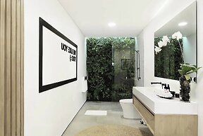 Villa Q - Contemporary Pool House