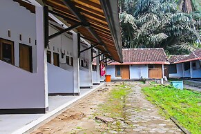SPOT ON 92507 Sukandi Homestay Near The Semeton Homestay