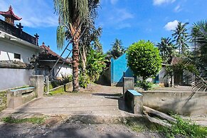 SPOT ON 92507 Sukandi Homestay Near The Semeton Homestay