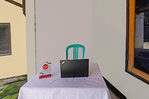 SPOT ON 92507 Sukandi Homestay Near The Semeton Homestay