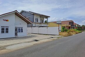 OYO 92520 Safira Guest House Danau Ranau