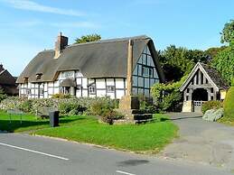 Inviting 3-bedroom Lodge in Ashton Under Hill