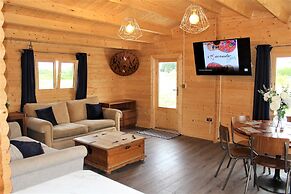 Inviting 3-bedroom Lodge in Ashton Under Hill