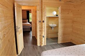 Inviting 3-bedroom Lodge in Ashton Under Hill