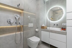 Modern Apartment With Parking by Renters