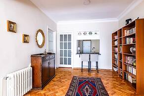 Spacious Flat w Balcony 3 min to Kadikoy Square