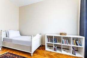 Spacious Flat w Balcony 3 min to Kadikoy Square