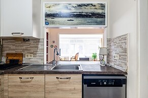 Spacious Flat w Balcony 3 min to Kadikoy Square