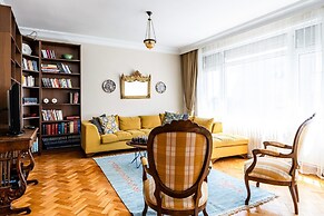 Spacious Flat w Balcony 3 min to Kadikoy Square