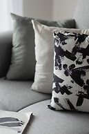 Bright & Modern Apartment by Renters