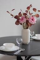 Bright & Modern Apartment by Renters