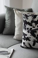 Bright & Modern Apartment by Renters