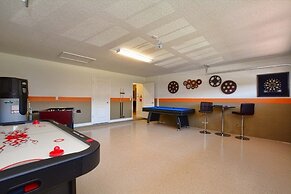 Resort Community, Large Private Pool, Free Wifi, Game Room, No Rear Ne