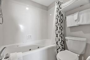 Stunning Oceanfront Condo With Resort Amenities 3 Bedroom Condo by Red