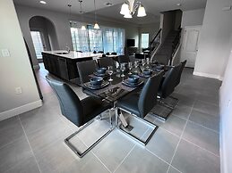 Balmoral Resort-200kb 6 Bedroom Home by RedAwning