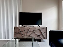 Balmoral Resort-200kb 6 Bedroom Home by RedAwning